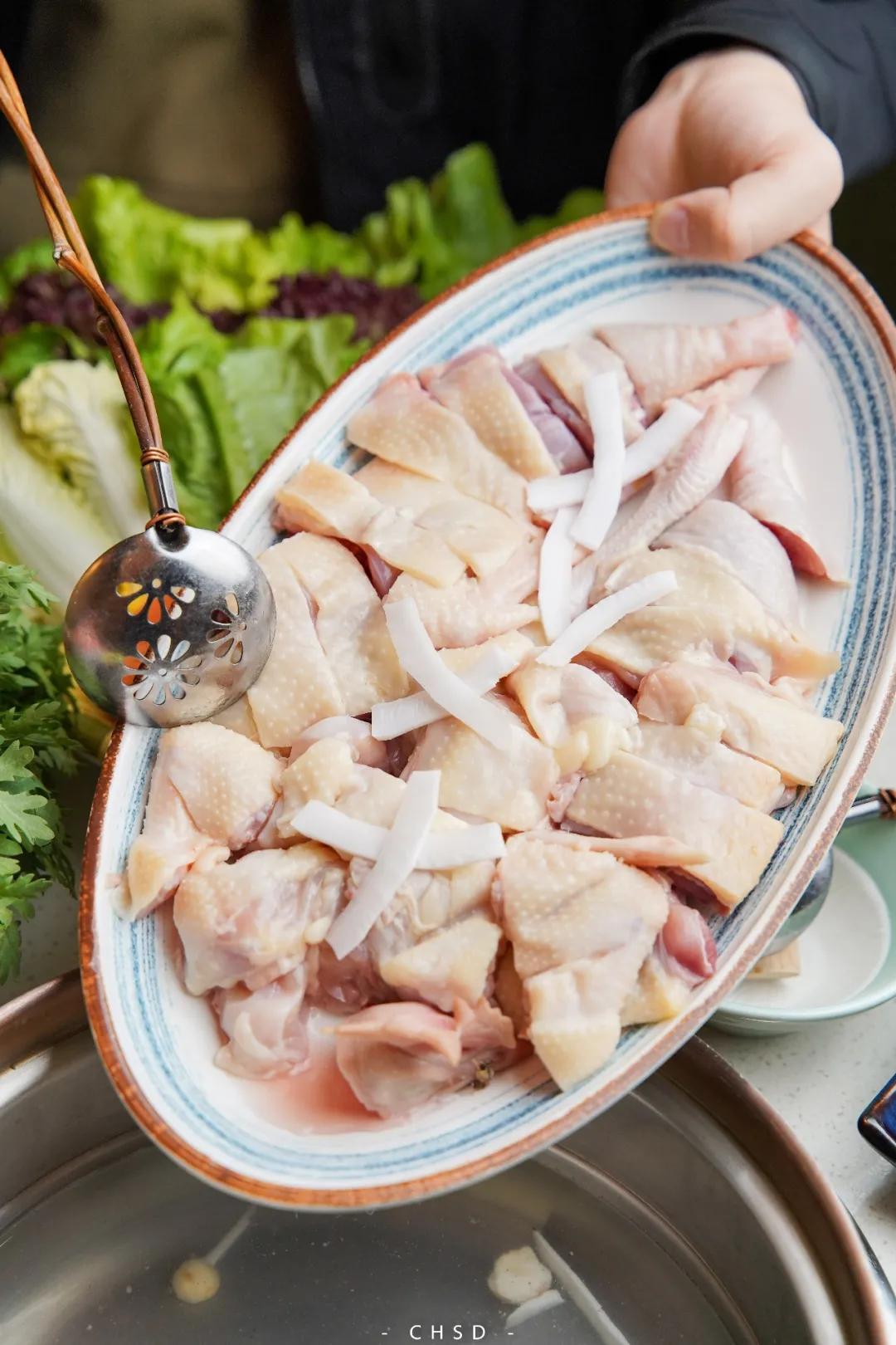 椰椰椰！这家人气椰子鸡专门店，光是汤底就喝饱了