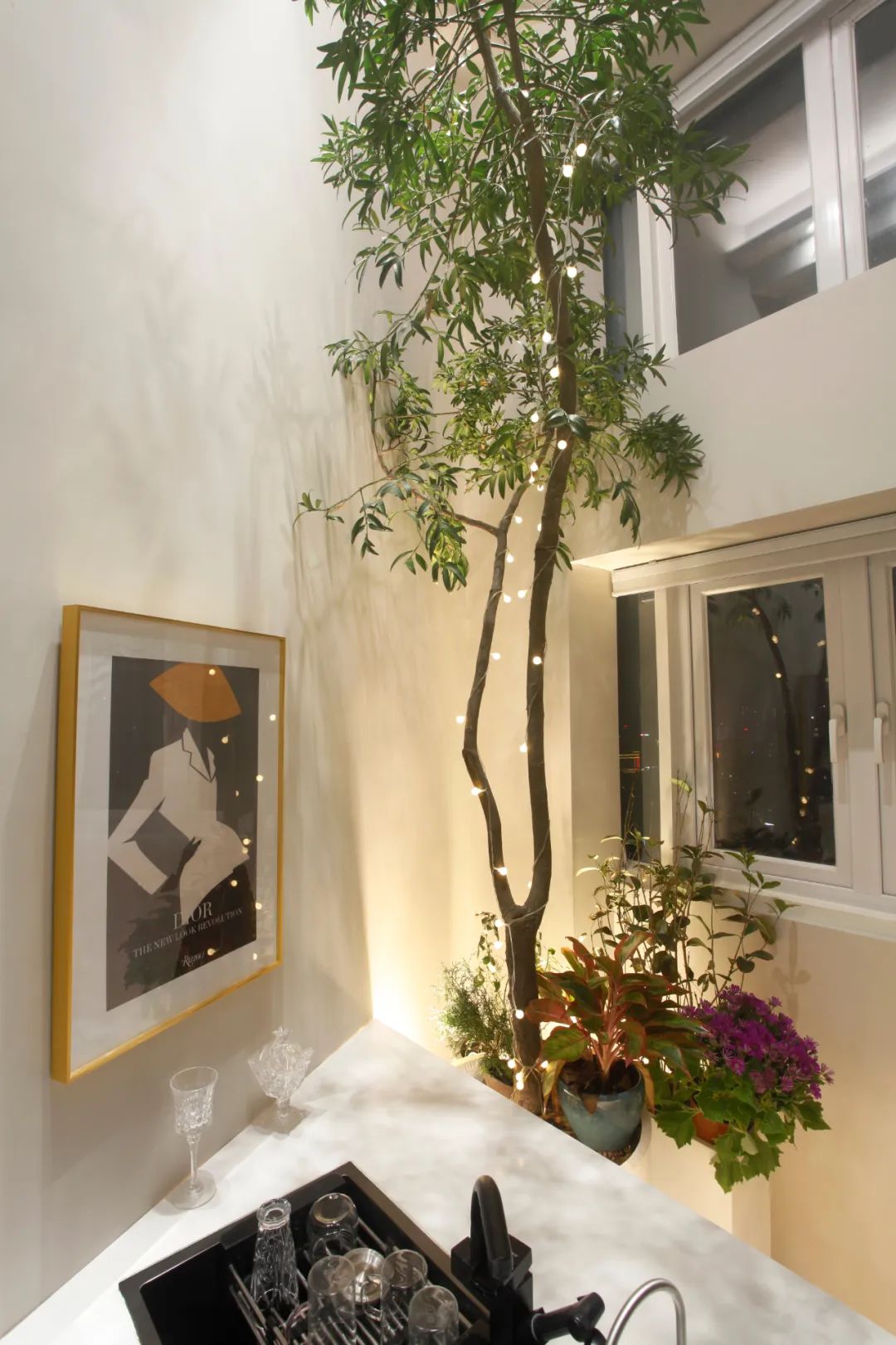 80㎡三口之家，餐厅里种树、可移动儿童房、大浴缸，日子又慢又美