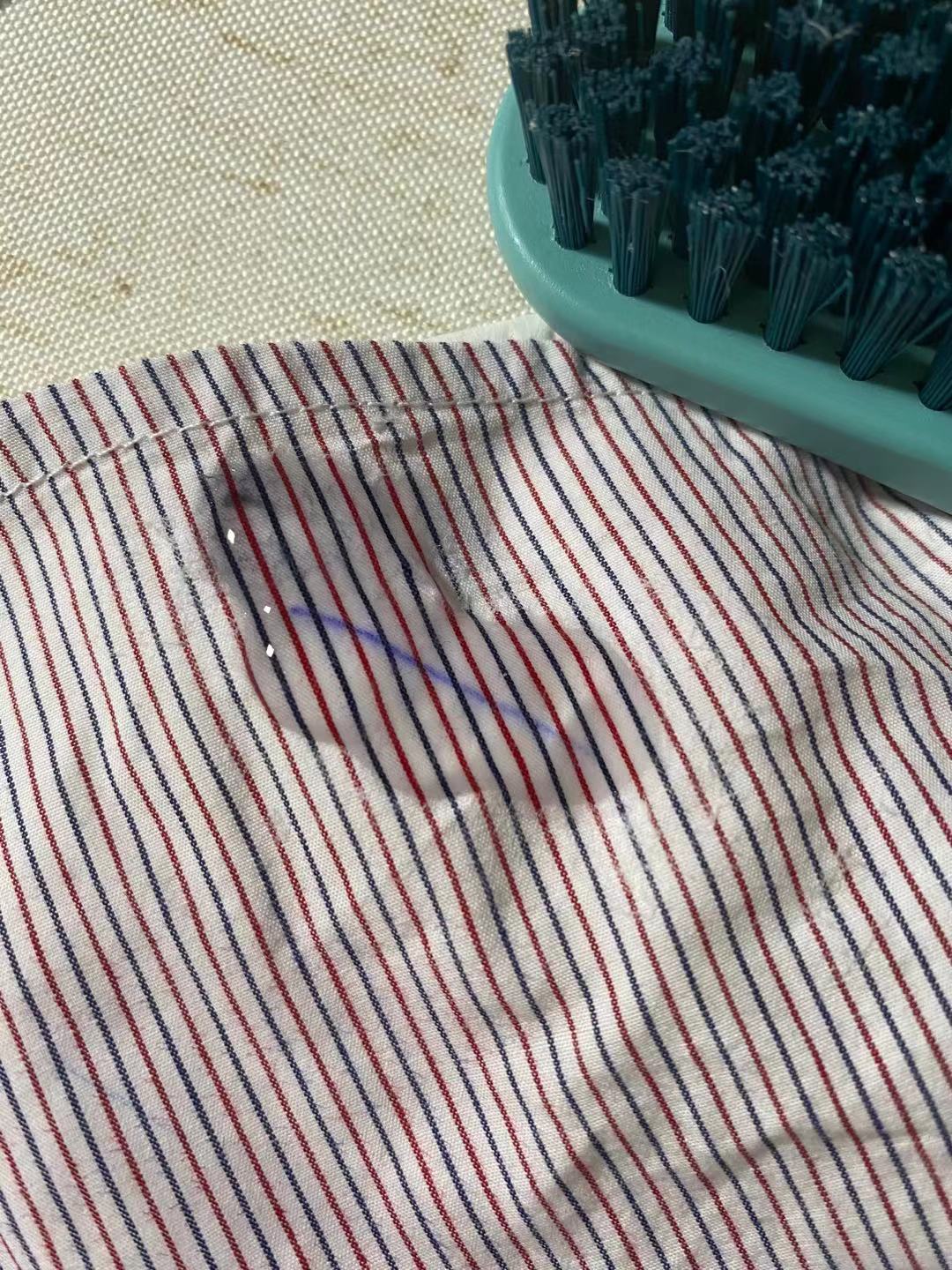 衣服上碳素笔渍印怎么去除,怎么去除衣服上的画笔印