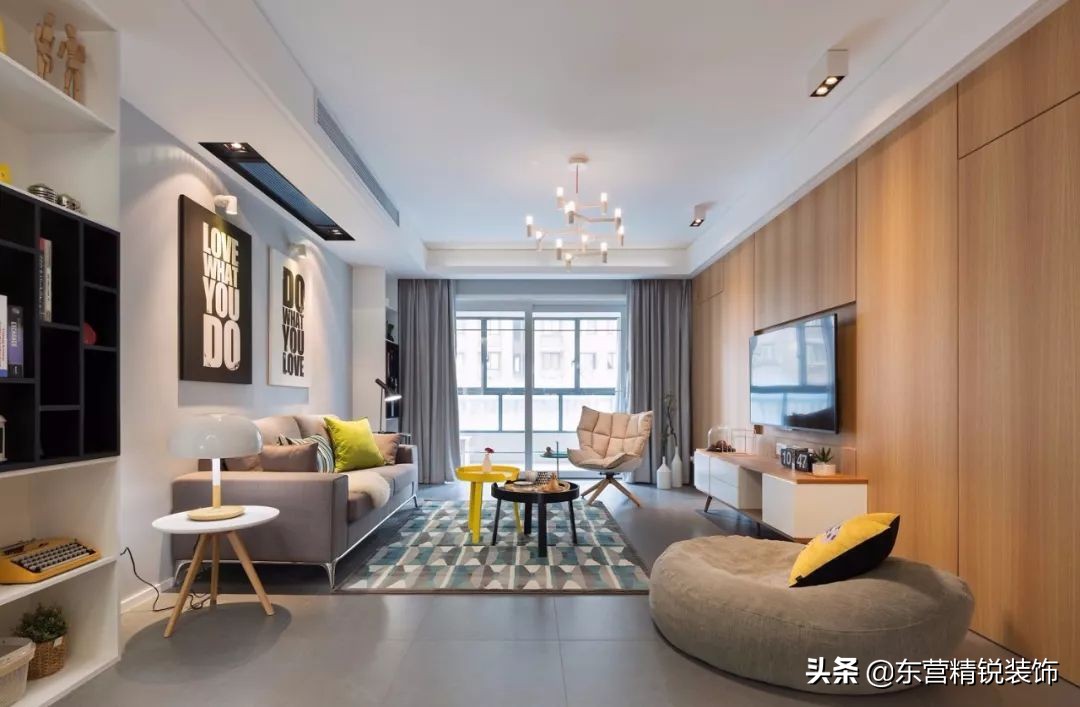 主卧背景墙护墙板装修效果图大全,100平方现代轻奢护墙板装修多少钱