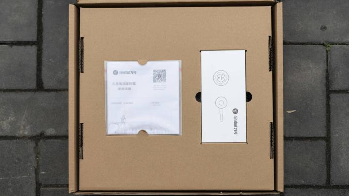 大灯炫酷有型,九号e100大灯效果