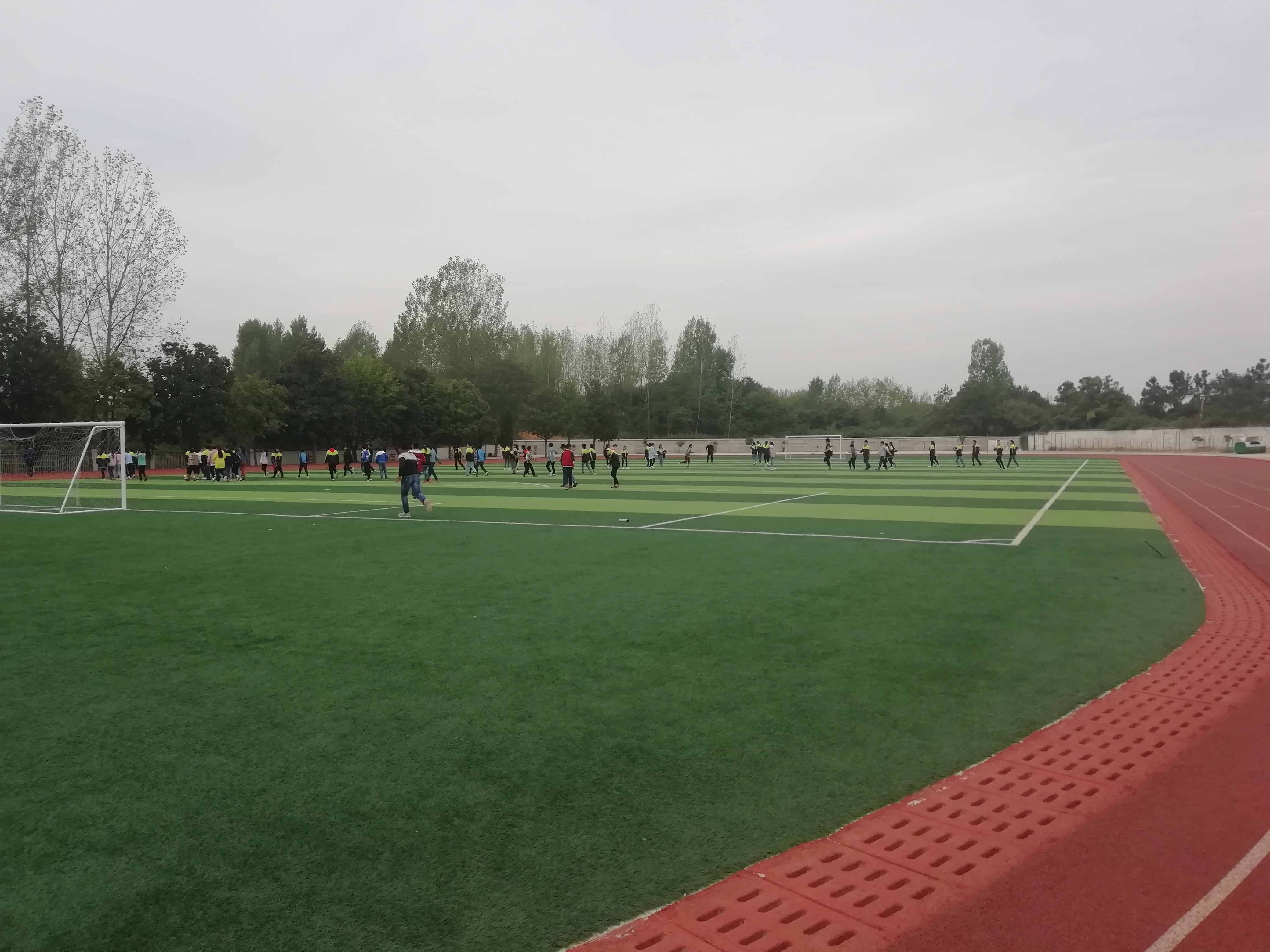 平桥区推进中小*运学**动场标准化建设，塑胶运动场比例达70%