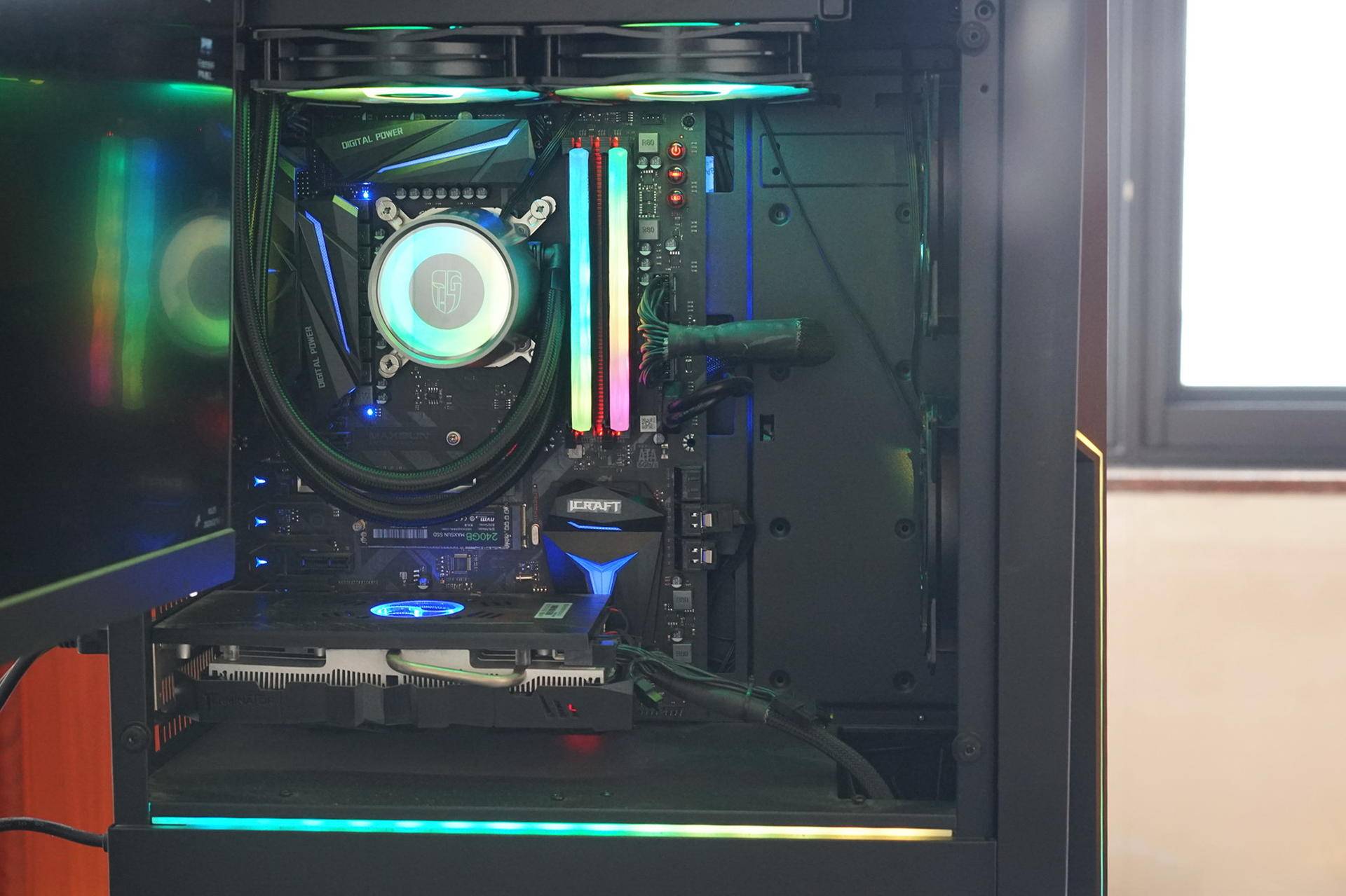 大家觉得我这一桌子东西怎么样？老黄的2020年桌面分享