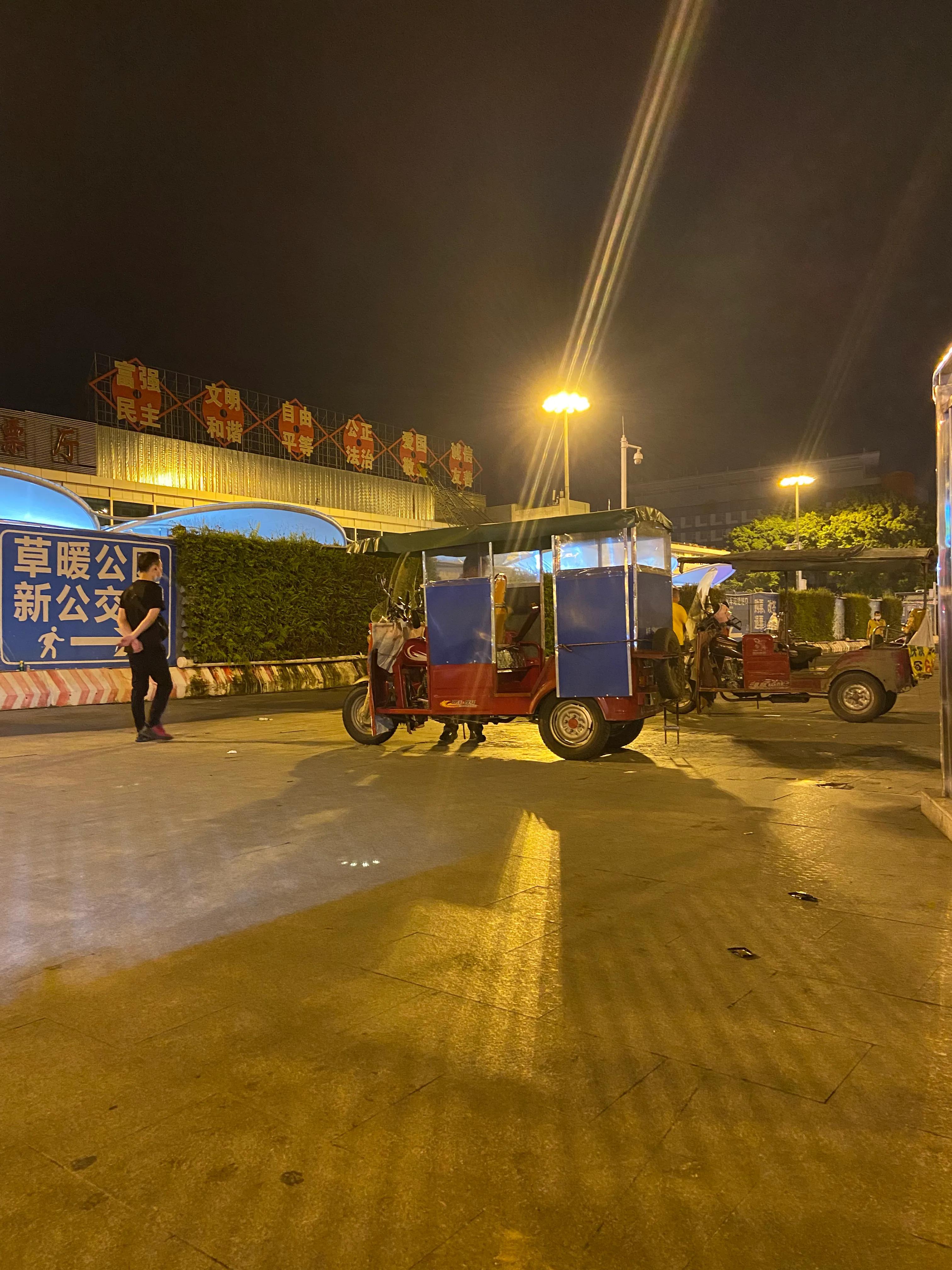 记录深夜广州火车站,广州火车站夜晚生活