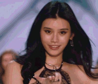 雎晓雯刘雯奚梦瑶何穗机场合影,何穗奚梦瑶刘雯雎晓雯图片