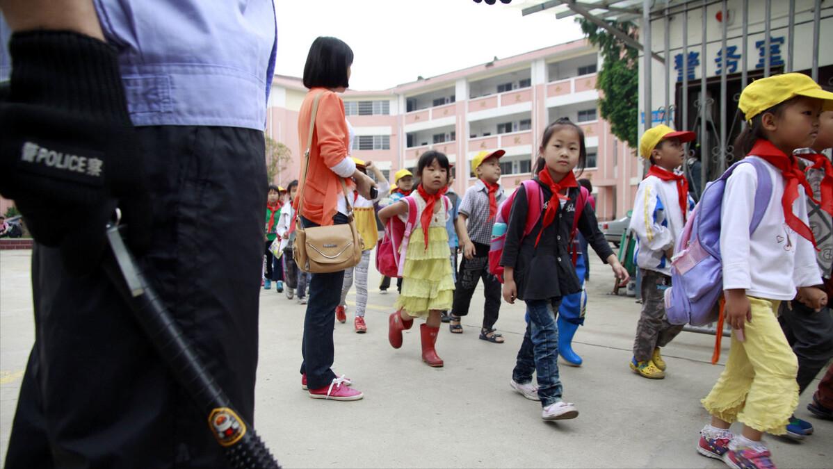 高三学生玩手机被学校开除怎么办,高中生因玩手机被处分有影响吗