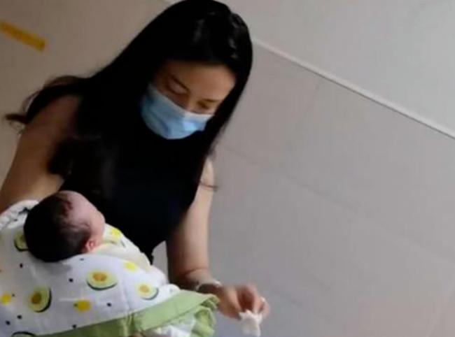 “最年轻岳母”走红,抱娃和女婿同框像一家三口,女儿:压力好大