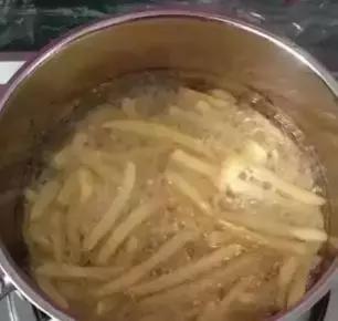 在家里做薯条吃又干净又卫生,孩子自己动手做薯条又简单又好吃