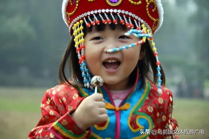 蒙古族传统服饰展示,传统蒙古族服饰