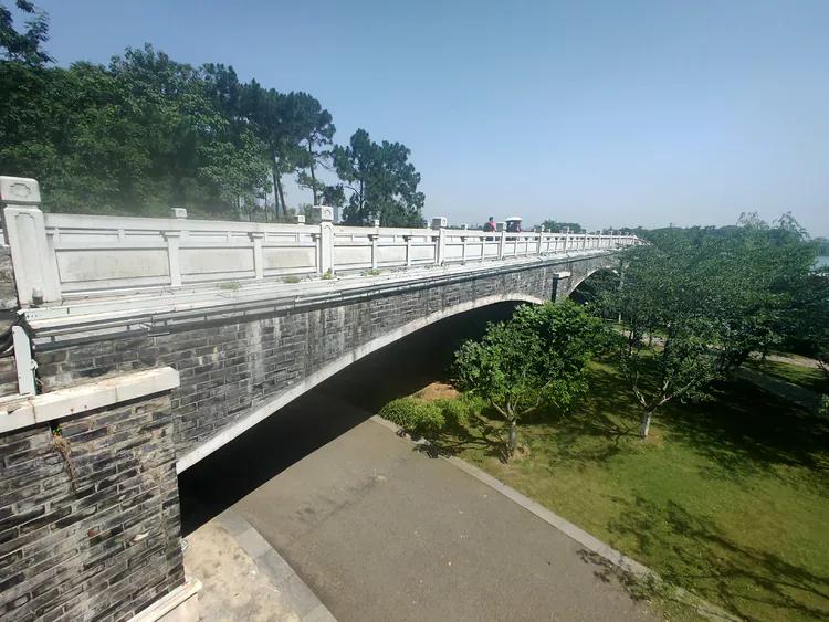 曾作为禁地，与外界隔绝二百六十多年的“玄武湖”，今日锣鼓喧天