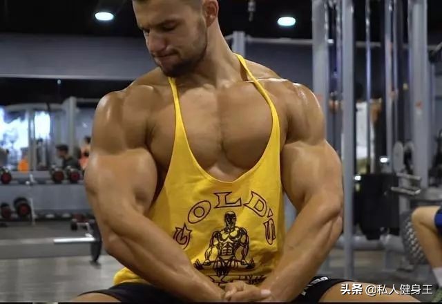 如何把肩部的三角肌练出来,如何锻炼三角肌让肩膀肌肉凸显