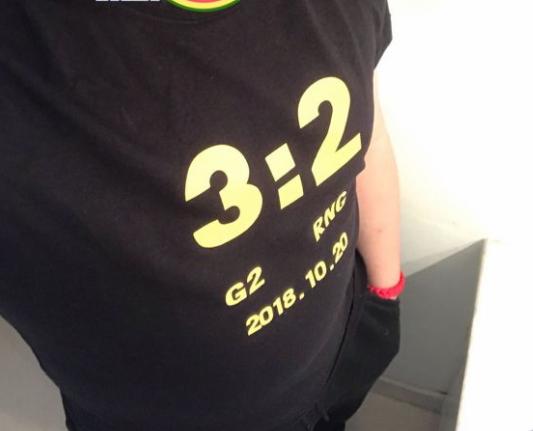 某网友购买RNG八强战绩短袖遭调侃：兄弟保重，注意安全！