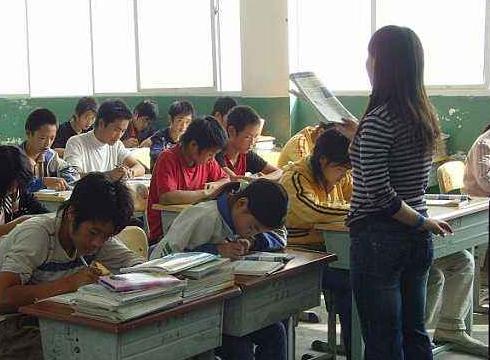 初中男生自以为超帅的行为,男生很low的表现