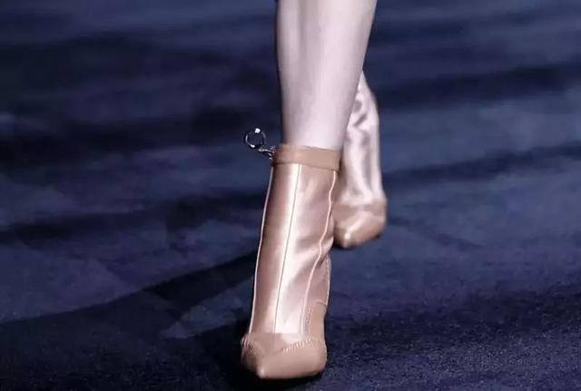 ep雅莹走秀2019,ep雅莹黑裙子