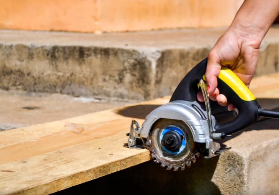 卖水果剩的塑料筐，老公堆在墙角做个L型衣帽间，还挺像回事的