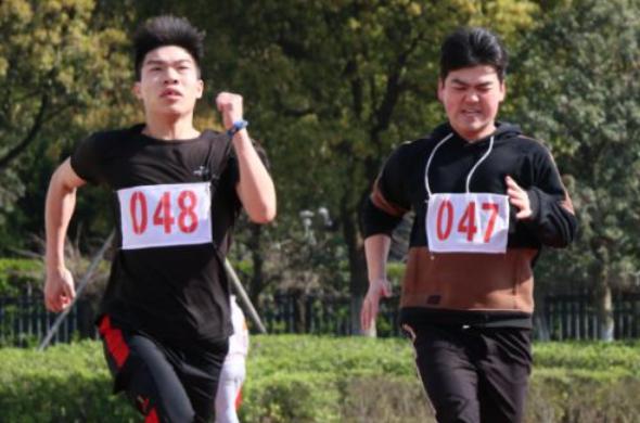 初中跑步800米跑累了,初中生跑完1000米腿很疼