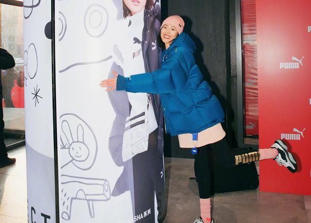 刘雯穿长筒袜的样子,刘雯绑带羽绒服