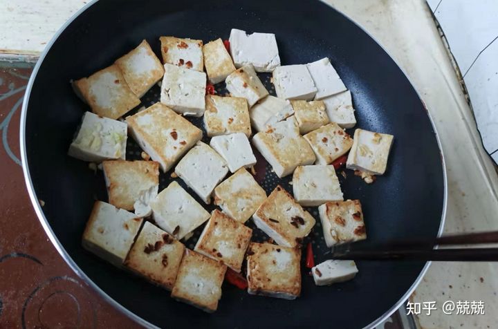 清除苏泊尔平底锅锅底发黑妙招,苏泊尔平底不粘锅煎锅需要开锅吗