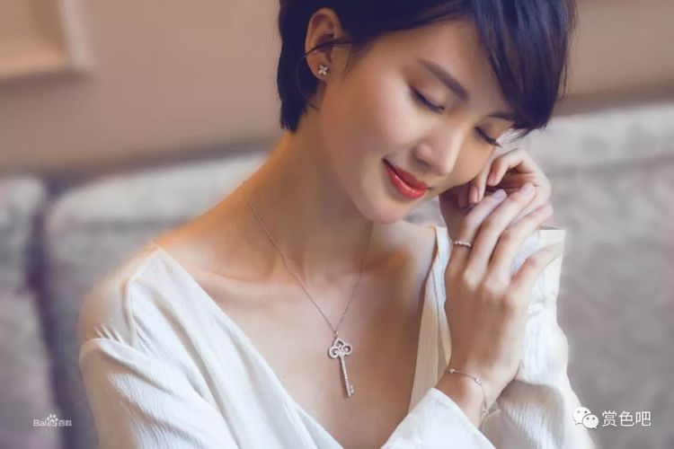 金晨的唯美甜美的写真,眼睛深邃的女星金晨