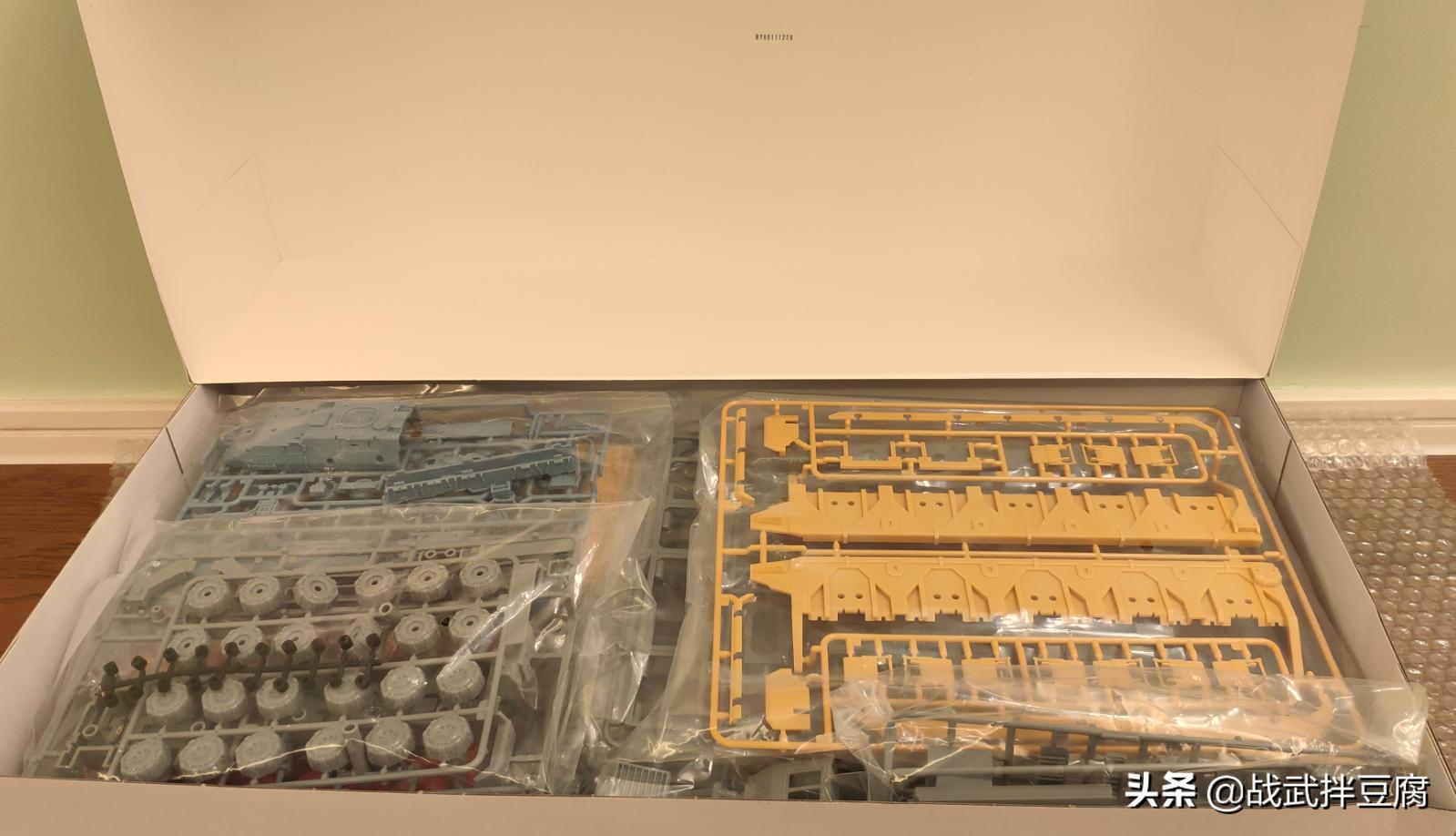 流浪地球厢式运载车合金模型开箱,流浪地球运载车模型开箱