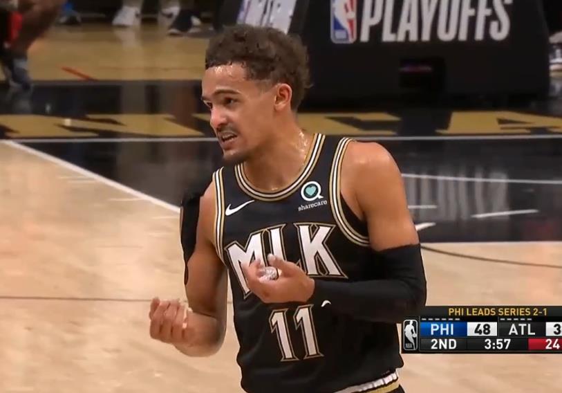 争议+胆大！老鹰巨星又对裁判做“睁眼”手势，毫无悬念领到技犯