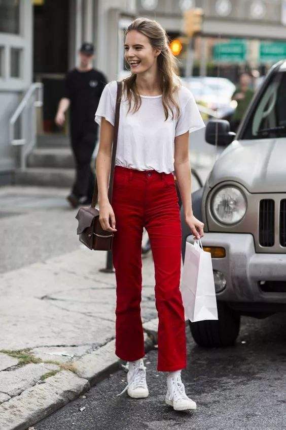 阔腿裤和喇叭裤哪个更时尚 (阔腿裤垂直感开叉喇叭裤)