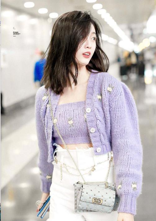 妈妈看了要流泪!吴宣仪录节目衣服“烂”到毛边,年轻人这么省?