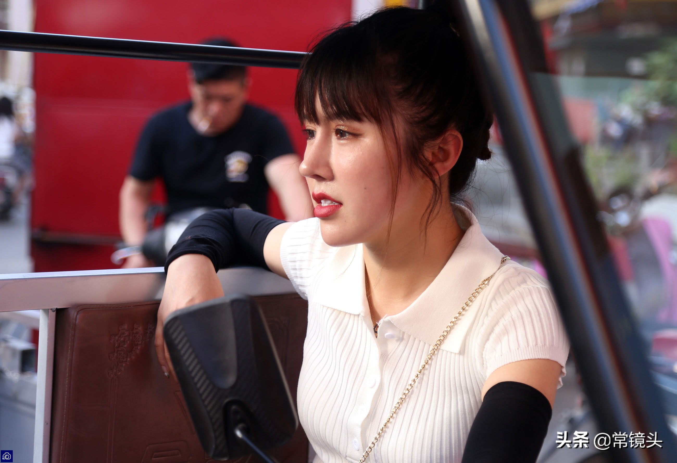 95后女孩摆摊小生意,90后女子摆摊创业