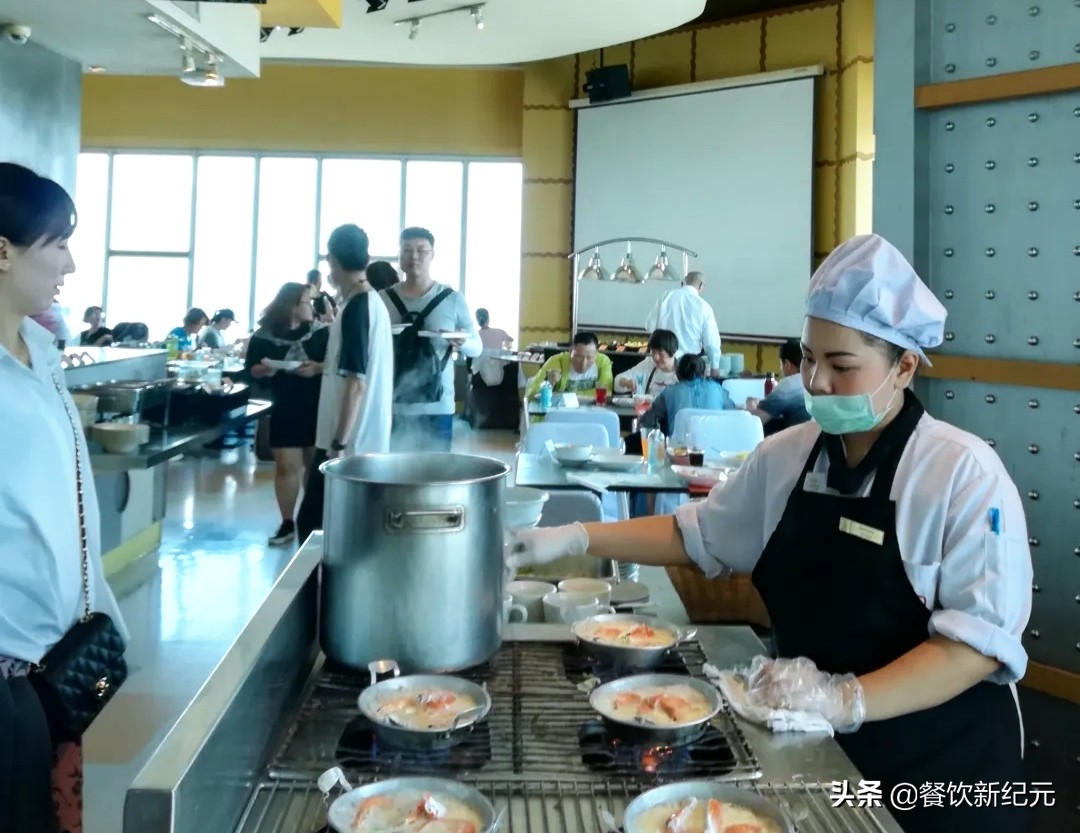 去吃自助被服务员怒怼,中国人在泰国吃自助餐