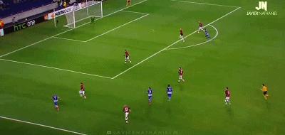 他拥有世上无与伦比的外脚背技术，比C罗更有天赋可是难有成就