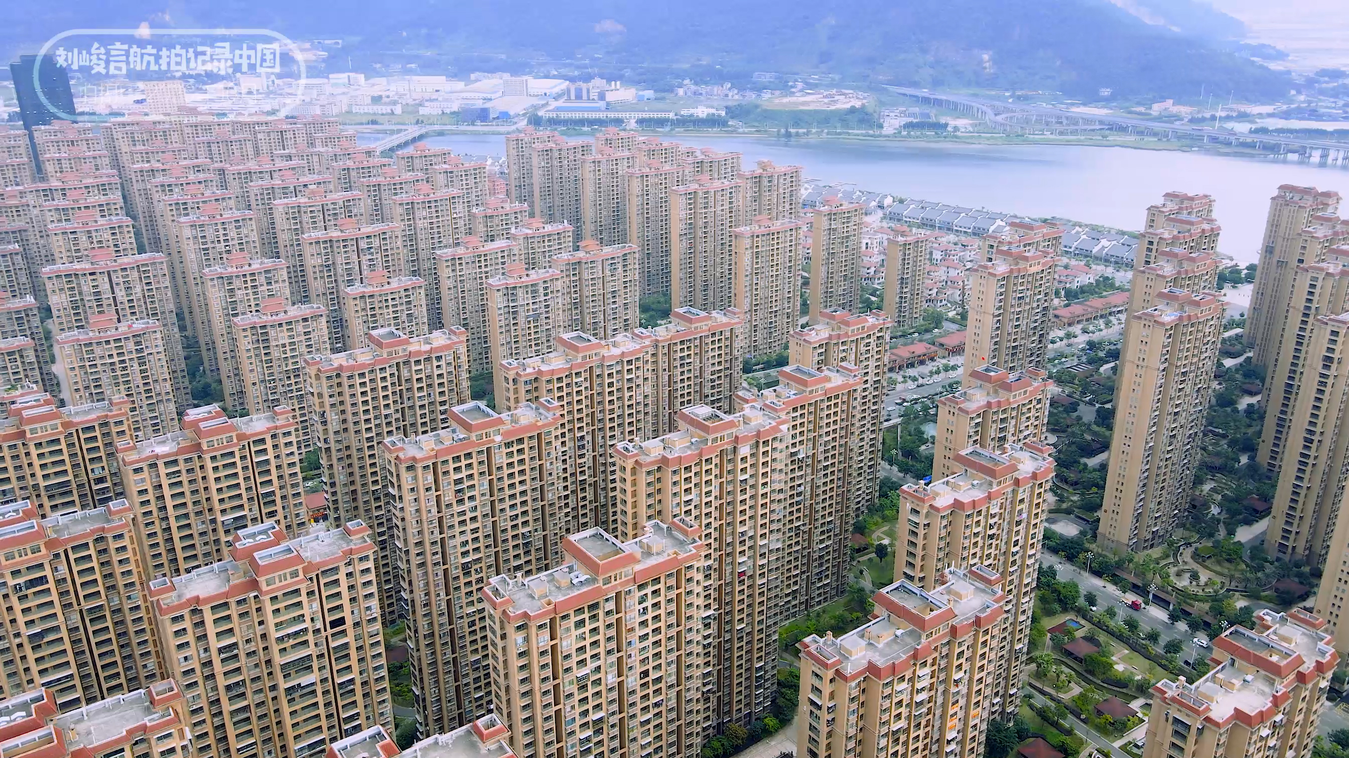 罗源这个小区的面积比城市还要大海景及高铁傍身却依旧空空荡荡