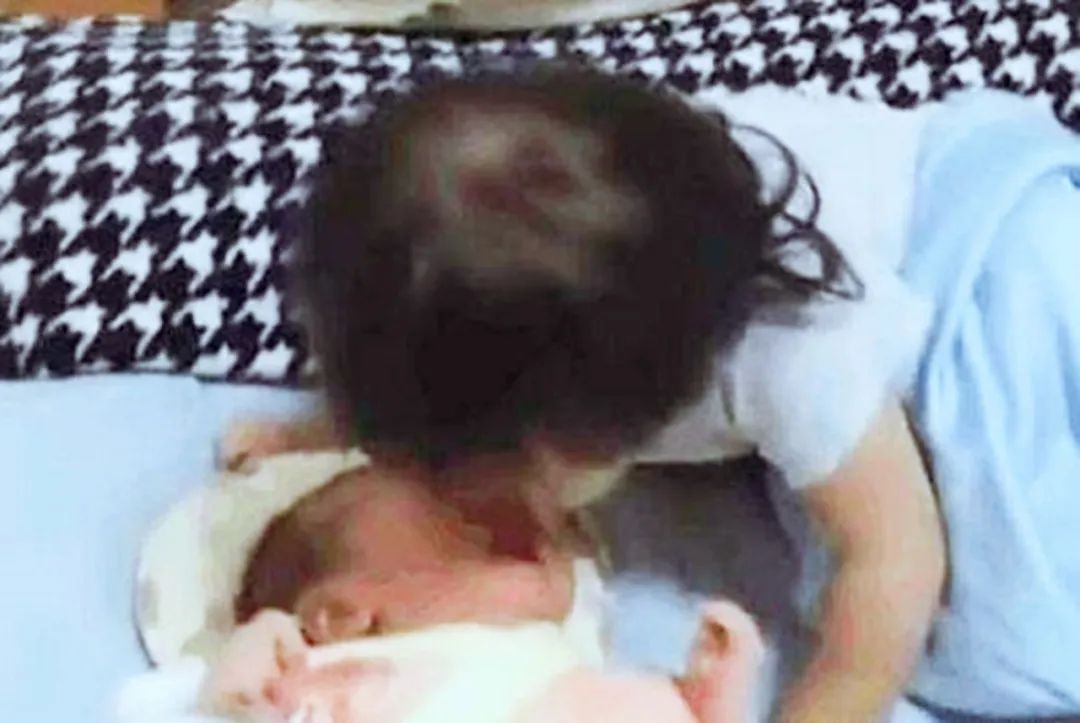 严厉姐姐训弟弟,严厉的姐姐教育弟弟