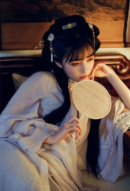 这首诗火了千年,不停被模仿,如今选入语文课本,家长却建议删除