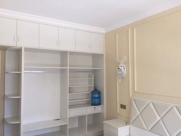 全包只花了11万，连床都是木工现场包做，打扫干净就差沙发电视了