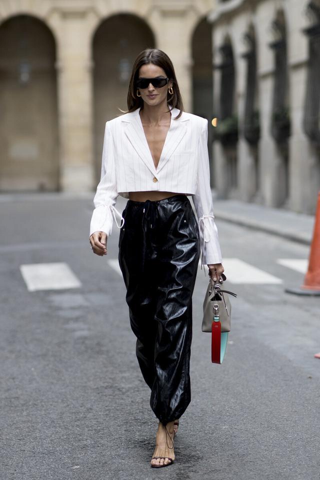 新款皮裤洋气又时髦怎么搭配,质感十足的皮裤今年流行这么穿