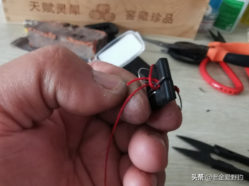 自制绑钩器的绑钩演示,绕线圈自制绑钩器可以绑袖钩