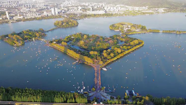 曾作为禁地，与外界隔绝二百六十多年的“玄武湖”，今日锣鼓喧天