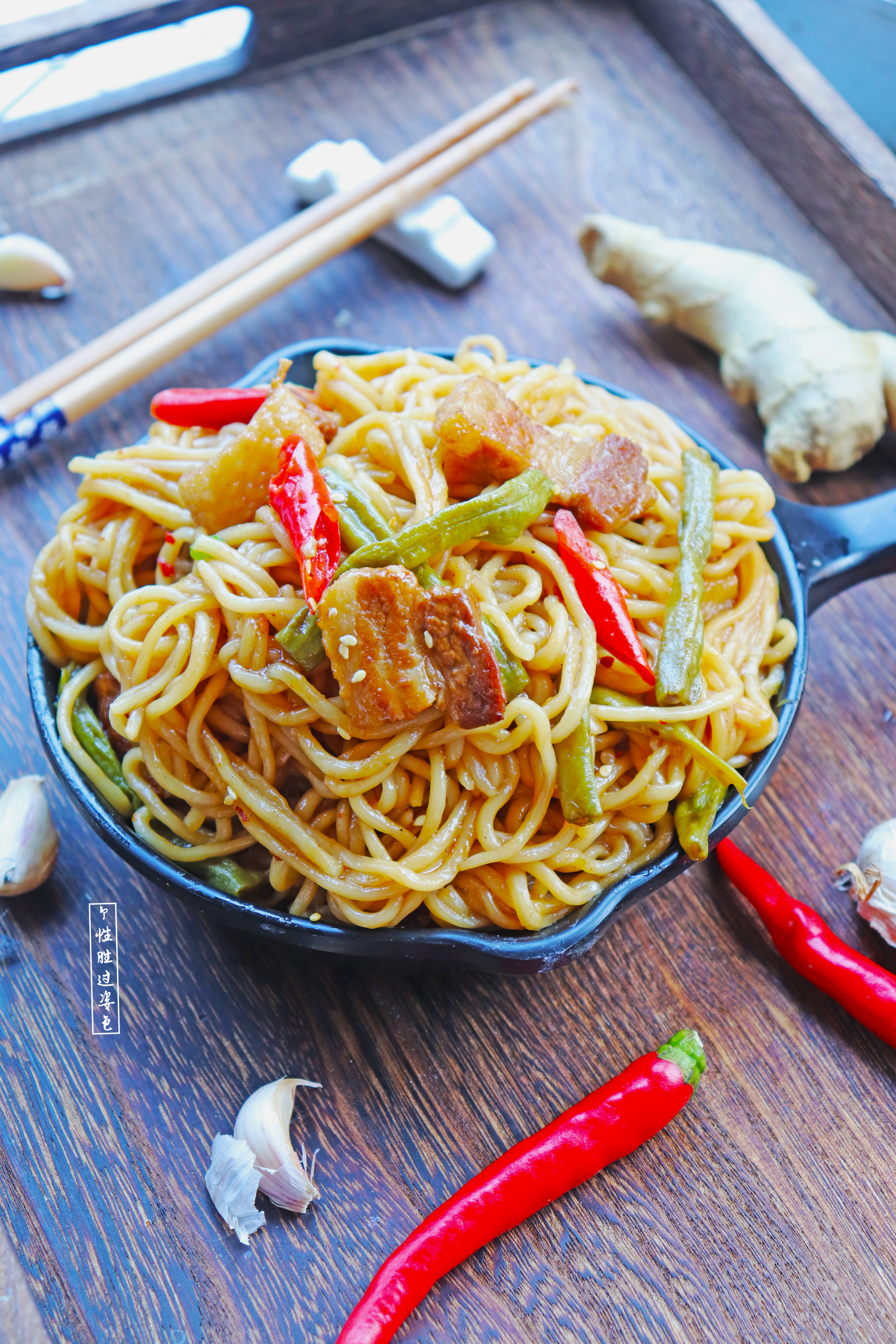 焖面家常做法面条不粘锅,北方人做焖面怎么才能使面条完整