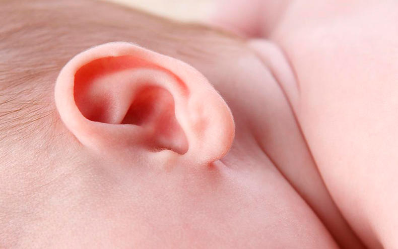 宝宝频繁挠耳朵耳朵口有红肿,宝宝总挠耳朵是要长牙了吗