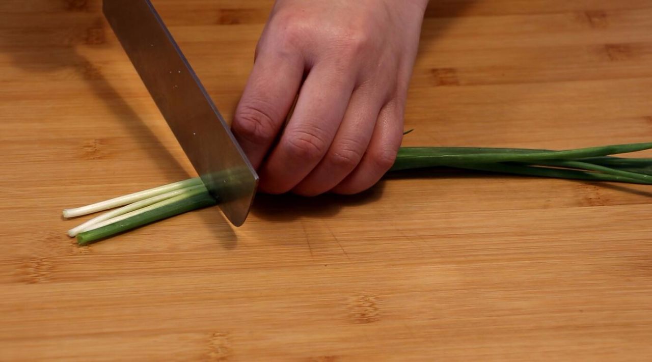 油炸小河虾又是一道美味的下酒菜,上海正宗油爆小河虾的酱汁怎么调