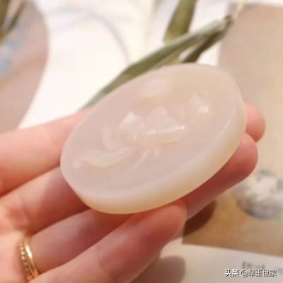 爱了!爱了!和田玉中最浪漫的颜色,价格还亲民