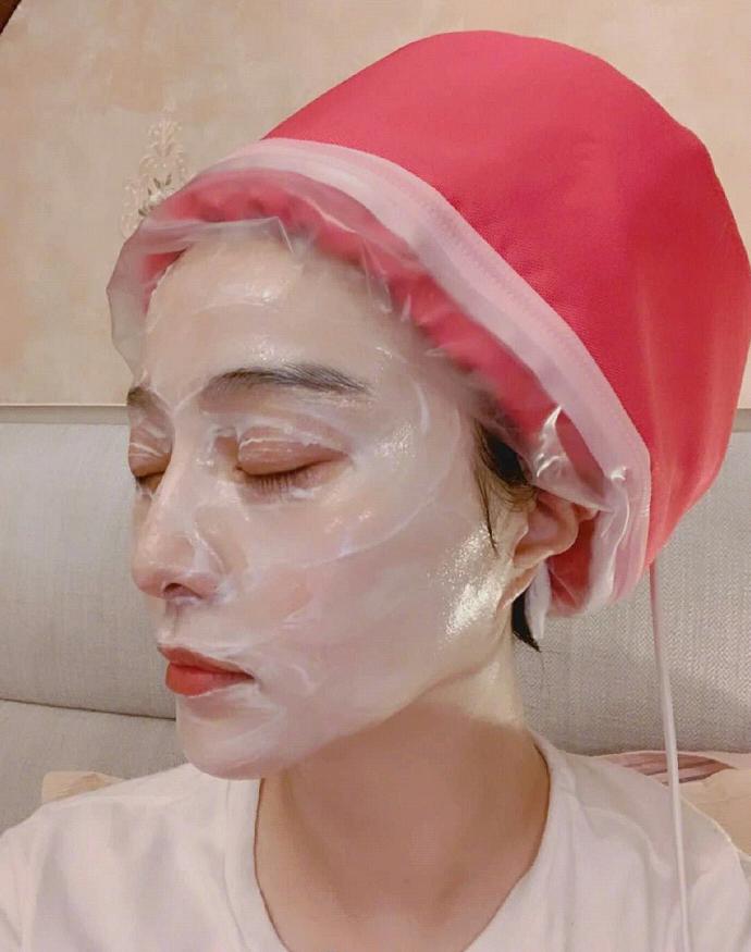 范冰冰疫情期间不忘护肤，发膜面膜*管双**齐下，称努力精致的一天