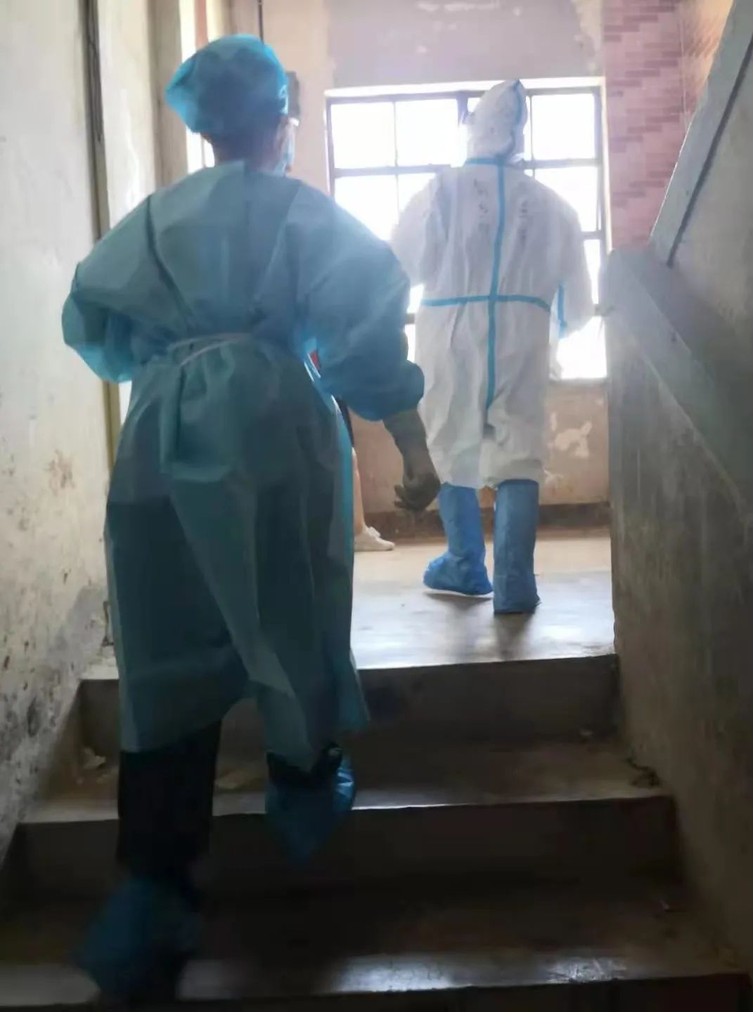 抗疫战场党旗飘扬,抗疫党旗在风雪中飘扬