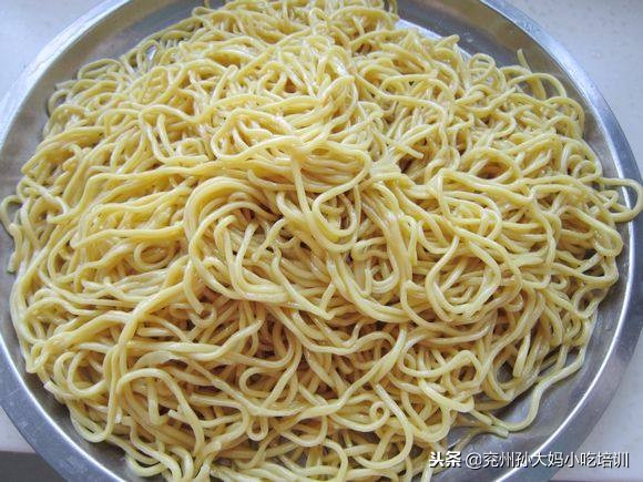 自家炸油条面的做法,家庭自制老面发面油条的做法