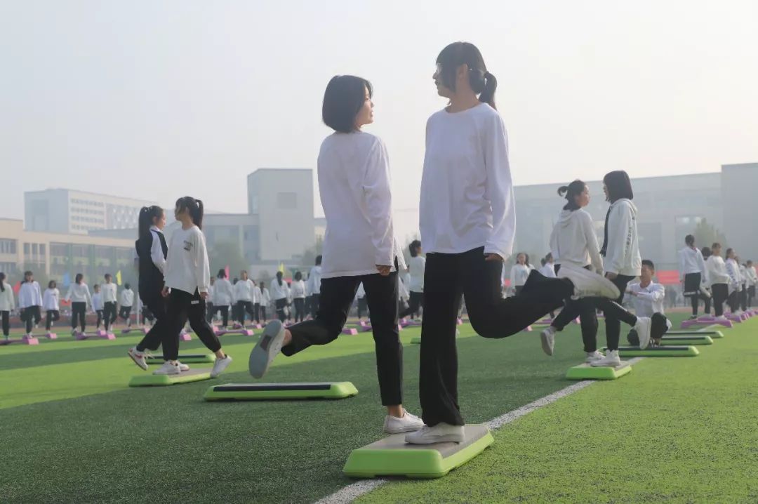 聊城一中运动会5000米,聊城一中运动会闭幕式班旗飞舞