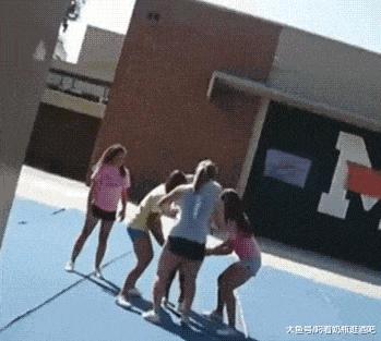 搞笑打电话说尴尬的私事,假装打电话幽默搞笑段子