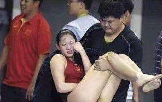 生理期遇上比赛日,23岁的她为国夺冠,赛后疼到虚脱,被抱下场