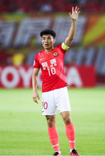 真爱粉！著名香港歌星李克勤身穿“恒驰”现身天体，支持广州恒大队