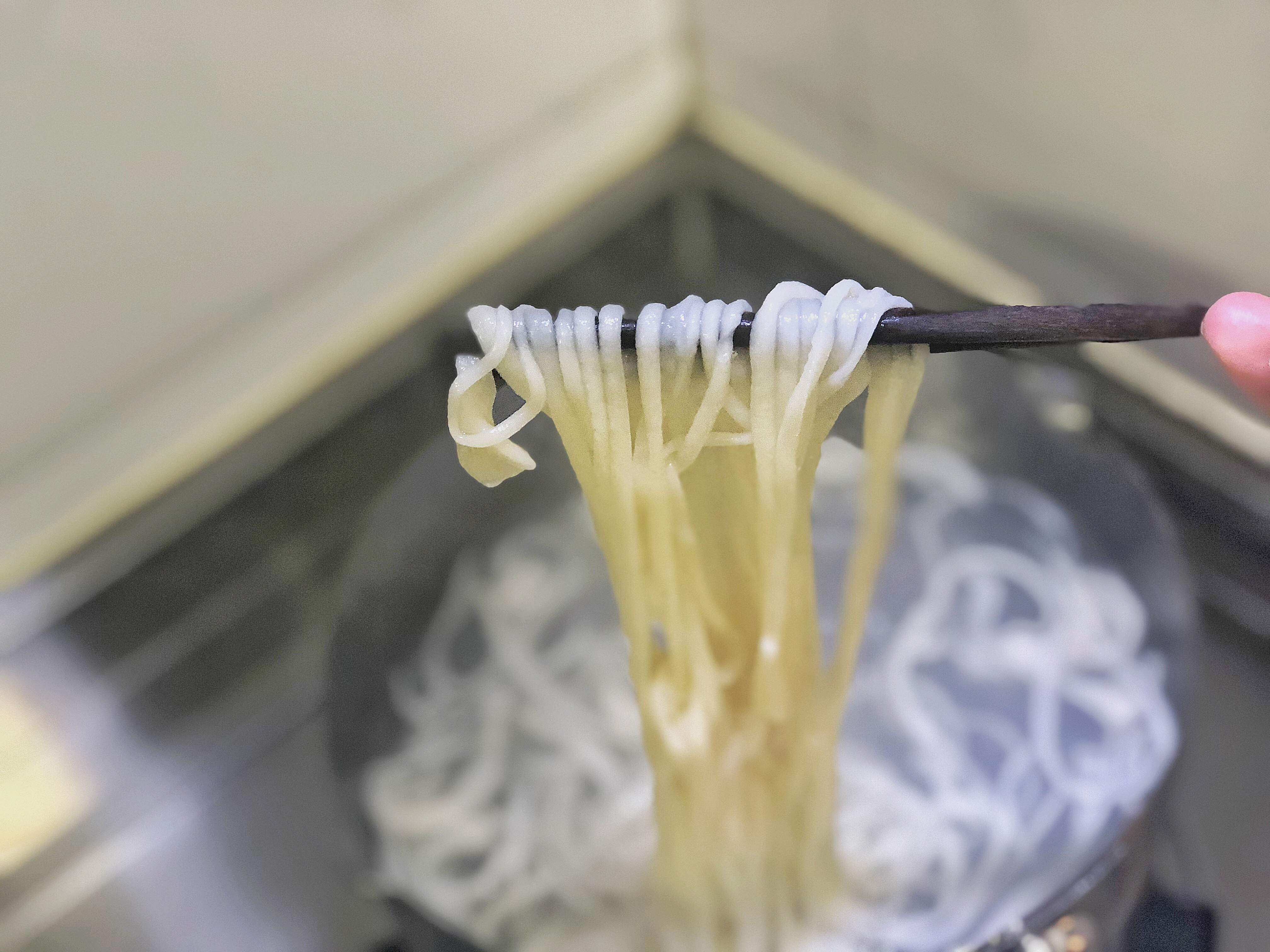 自己在家也能做拉面又细又长，配上西红柿鸡蛋的卤子，味美鲜香