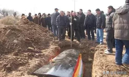 父母去世头三年上坟风水,父亲下葬风水凶吉多久才知道